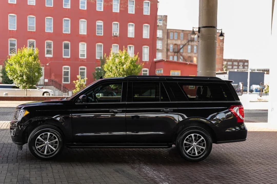 Ford Expedition Black (SUV) — photo 1
