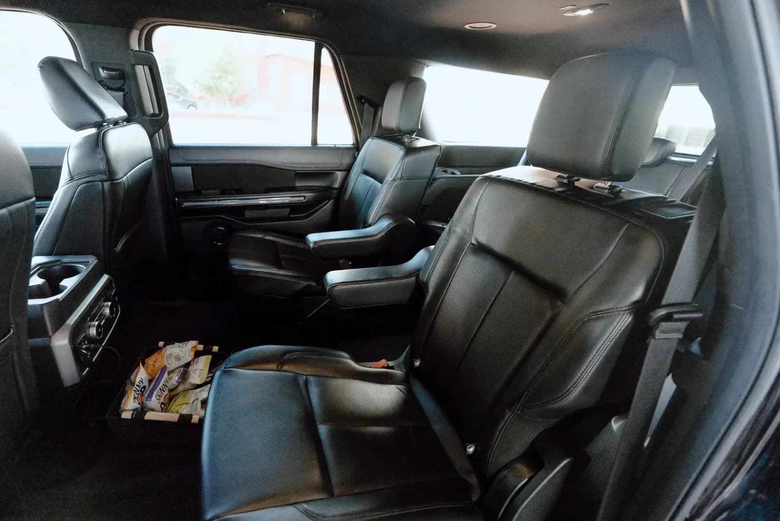 Ford Expedition Black (SUV) — photo 3