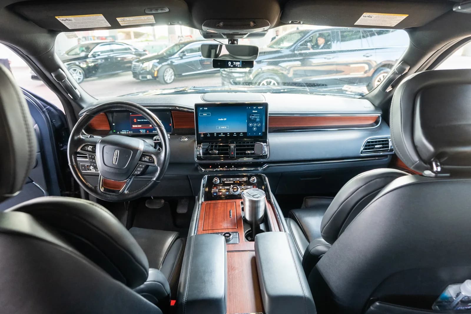 Lincoln Navigator Black (SUV) — photo 5